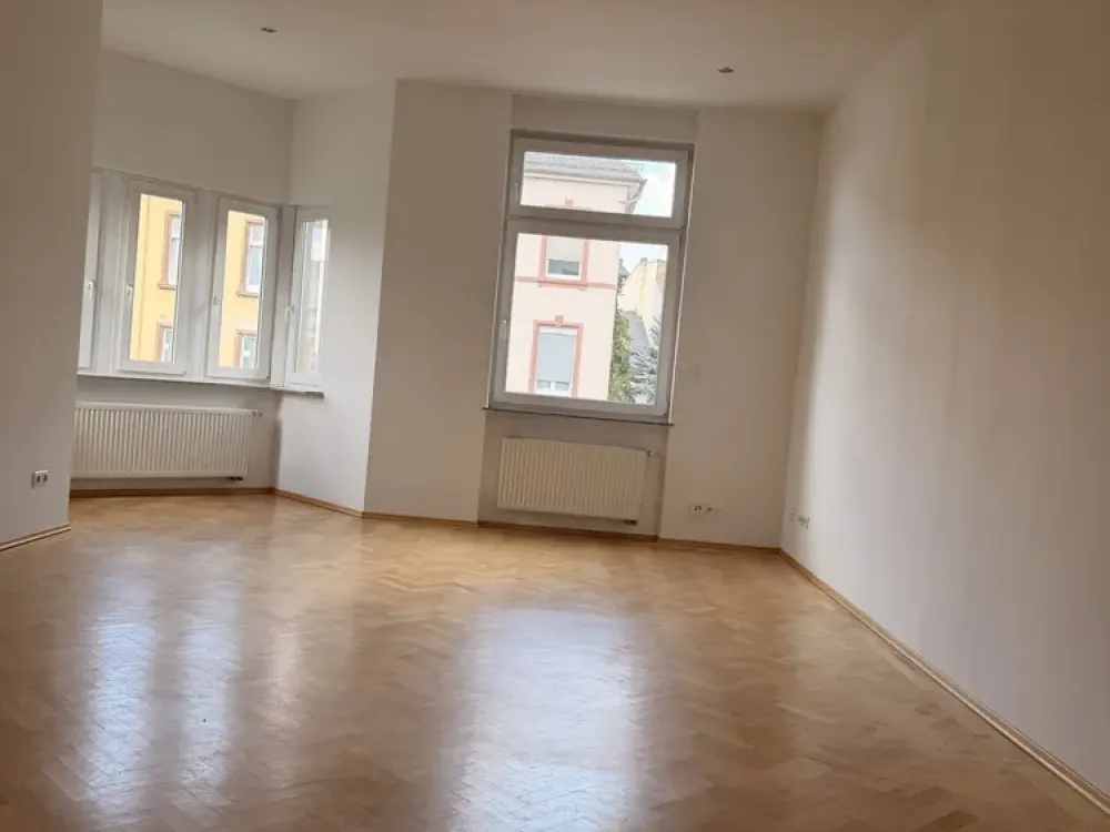 Lichtdurchflutete 3-Zimmer-Altbau-Wohnung mit großer Wohnküche!
