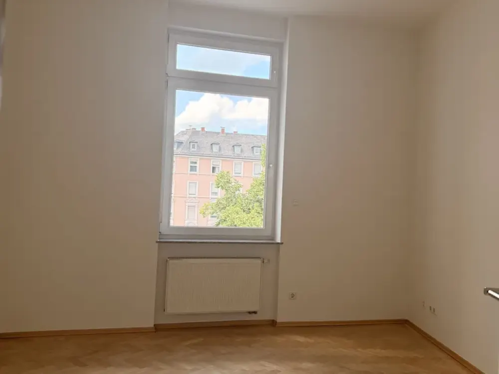 Lichtdurchflutete 3-Zimmer-Altbau-Wohnung mit großer Wohnküche!