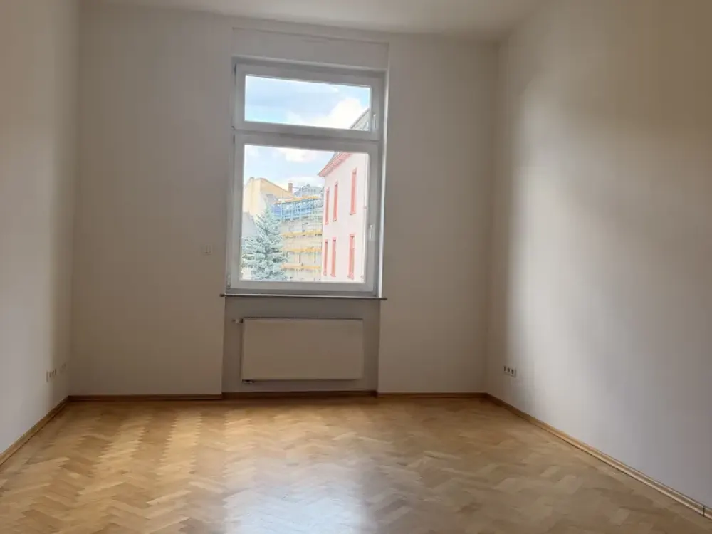 Lichtdurchflutete 3-Zimmer-Altbau-Wohnung mit großer Wohnküche!