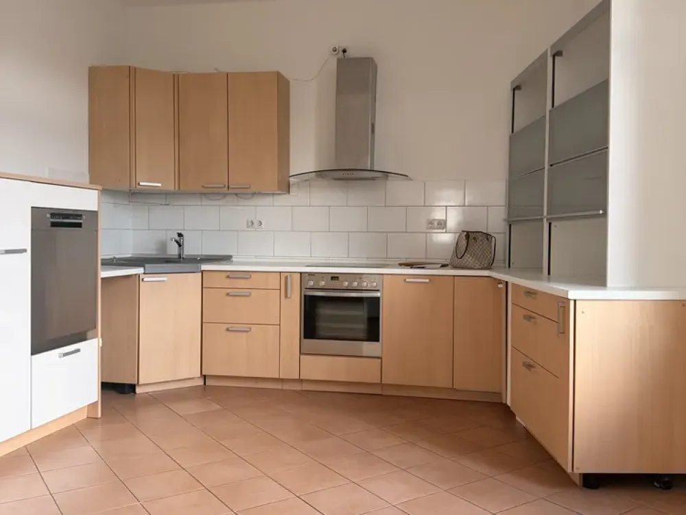 Lichtdurchflutete 3-Zimmer-Altbau-Wohnung mit großer Wohnküche!