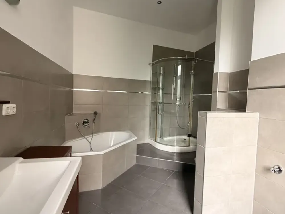 Lichtdurchflutete 3-Zimmer-Altbau-Wohnung mit großer Wohnküche!
