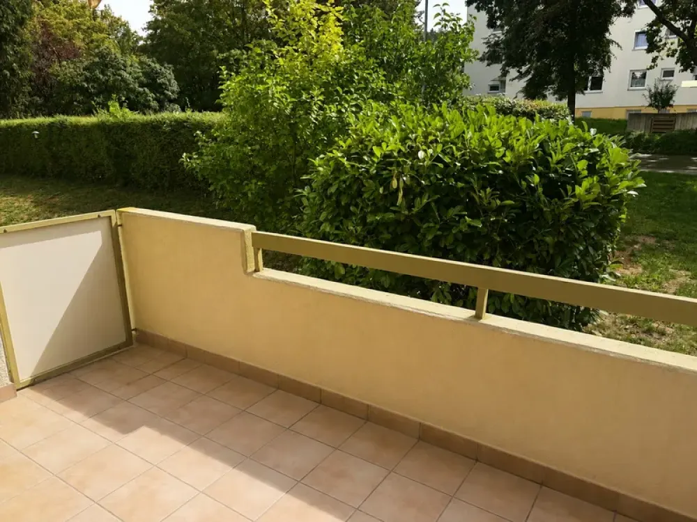 Lively Living: Perfectly Laid-Out 2.5-Room Apartment with Fitted Kitchen and South-Facing Balcony
