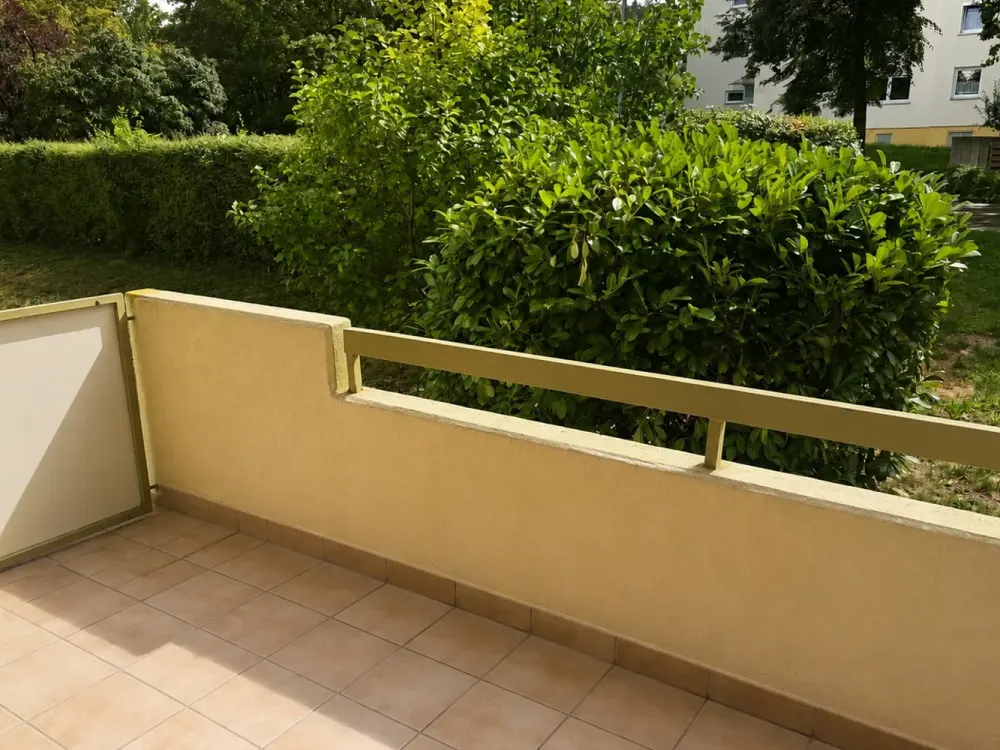 Lively Living: Perfectly Laid-Out 2.5-Room Apartment with Fitted Kitchen and South-Facing Balcony