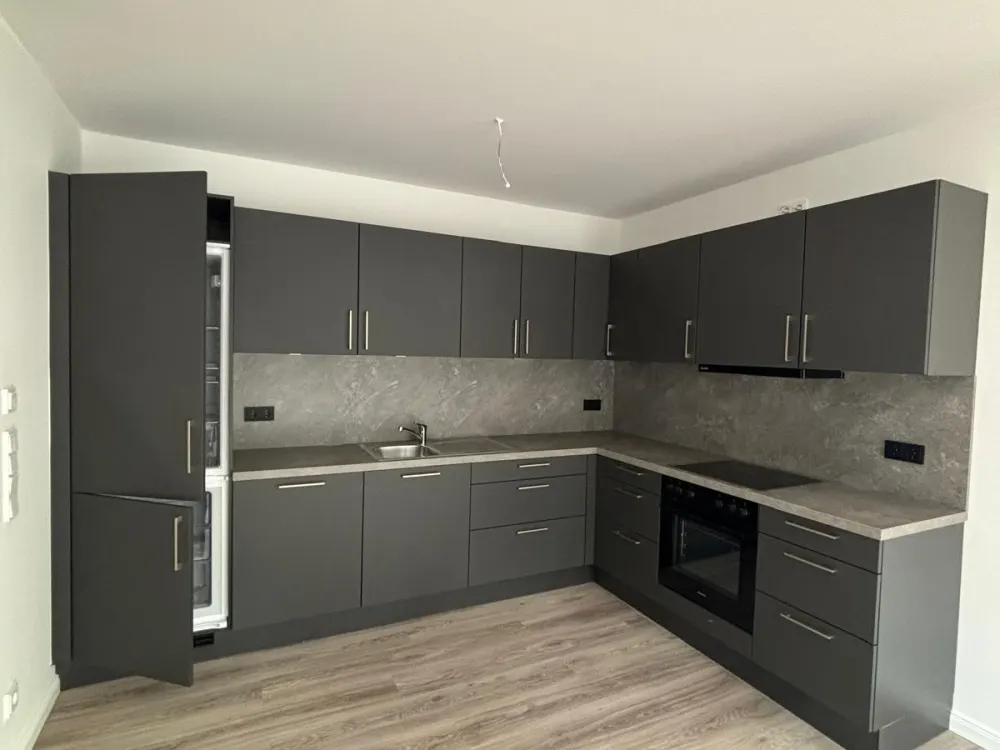 Neubau: Exklusive 3-Zi.-Whg. (ca. 83 m²) mit Loggia + Stellplatz