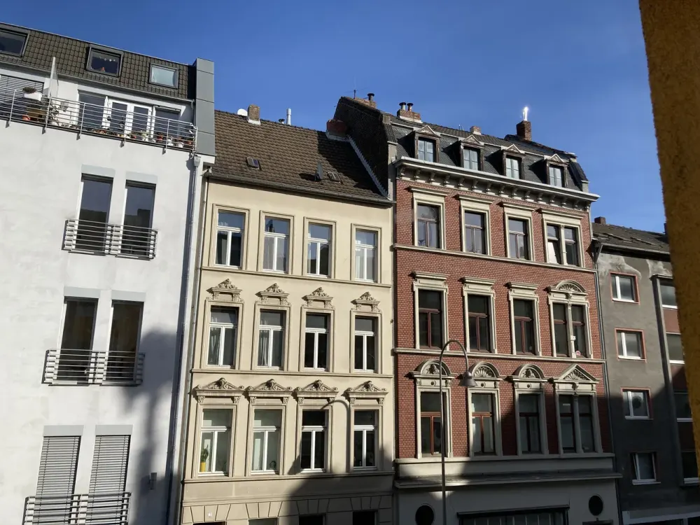 Untermiete langfristig/sublet longterm: Belgisches Viertel mit Balkon- Möbiliert/ Furnished