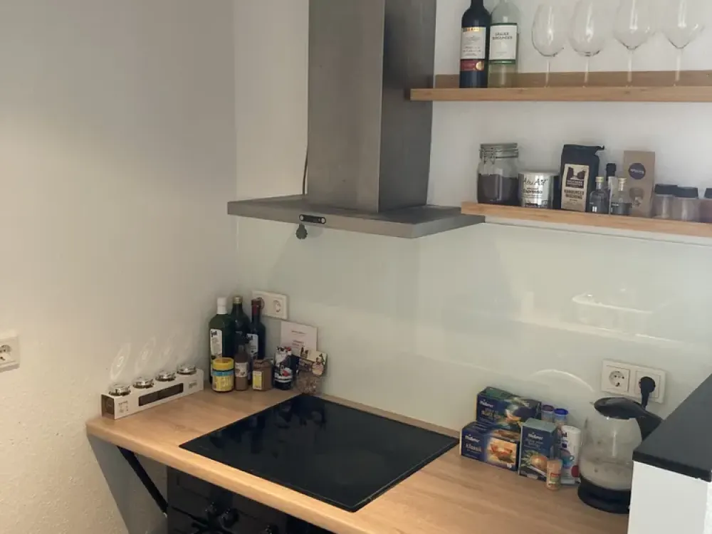 Untermiete langfristig/sublet longterm: Belgisches Viertel mit Balkon- Möbiliert/ Furnished