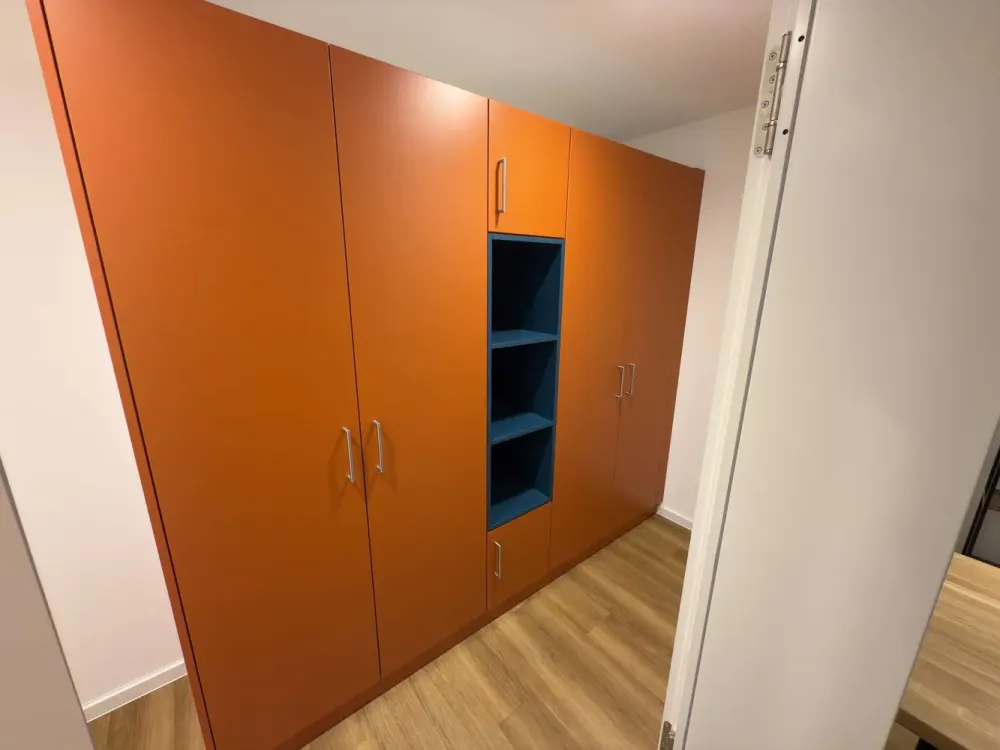 Großzügige, möblierte 2-Zimmerwohnung mit offenem Wohnkonzept und Kochinsel
