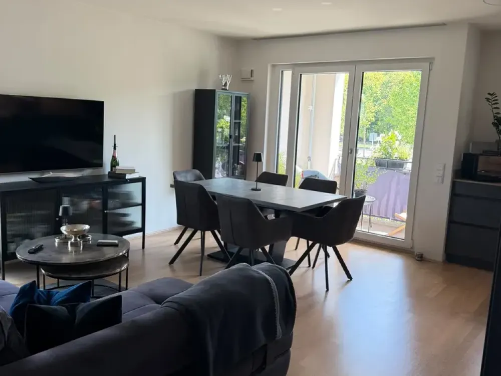 Neuwertige 3-Zimmer-Wohnung mit Balkon und Dachterrasse sowie Einbauküche in Perlach, München