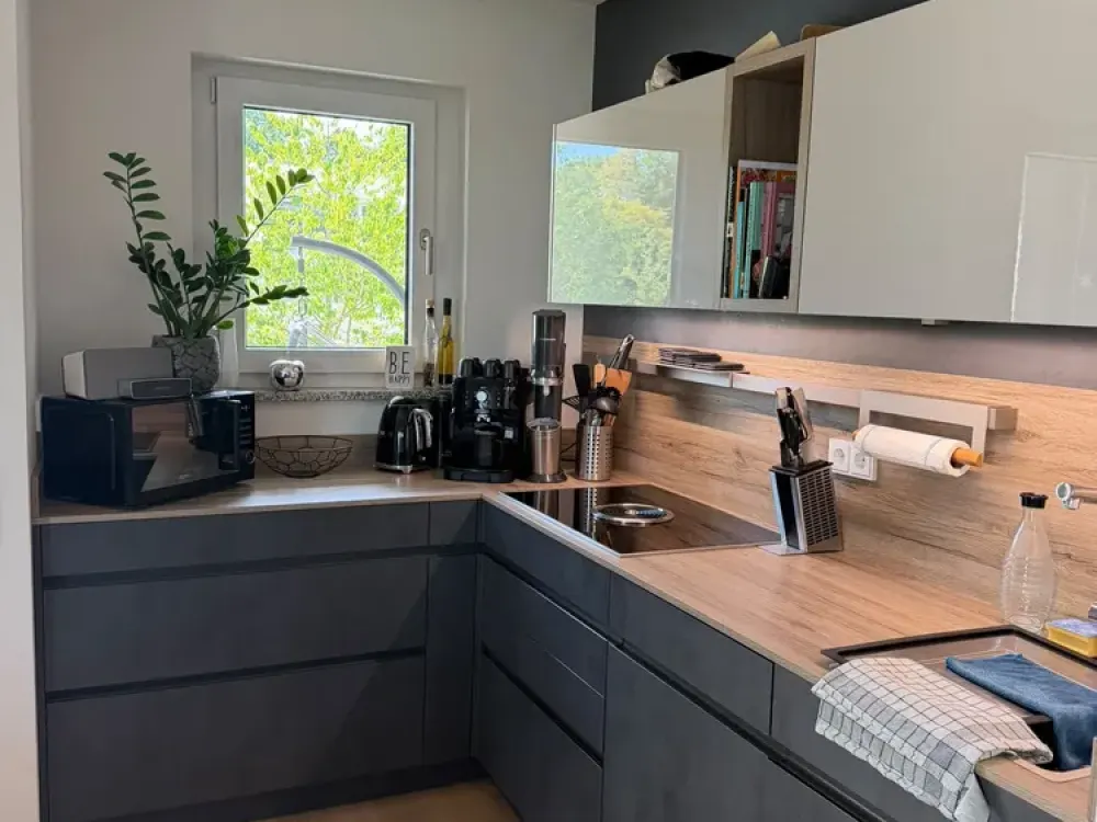 Neuwertige 3-Zimmer-Wohnung mit Balkon und Dachterrasse sowie Einbauküche in Perlach, München