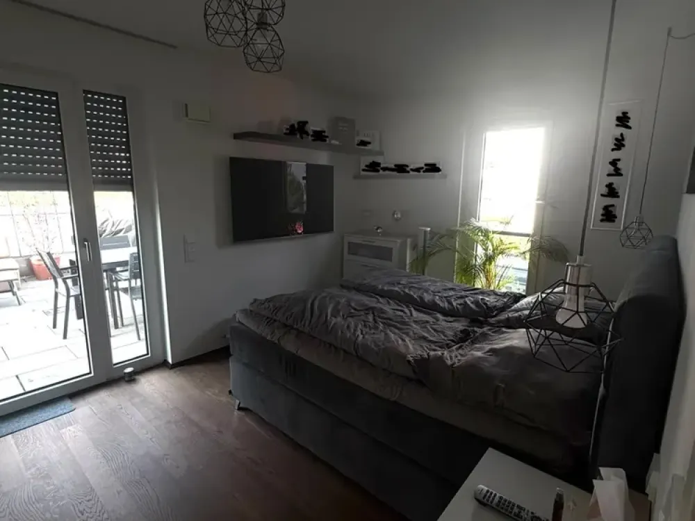 Neuwertige 3-Zimmer-Wohnung mit Balkon und Dachterrasse sowie Einbauküche in Perlach, München