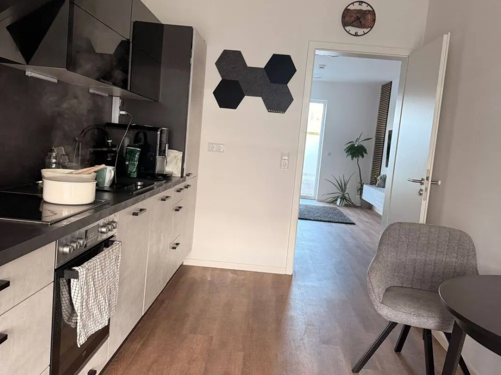 Moderne, helle Wohnung mit Balkon und Aufzug zu vermieten