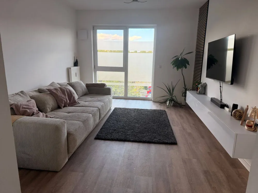 Moderne, helle Wohnung mit Balkon und Aufzug zu vermieten