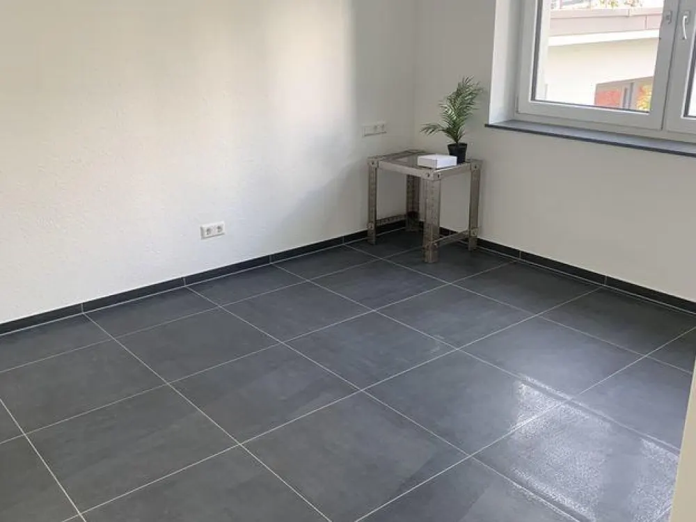 Moderne 3 Zimmer-Hochparterre-Wohnung mit Balkon und EBK