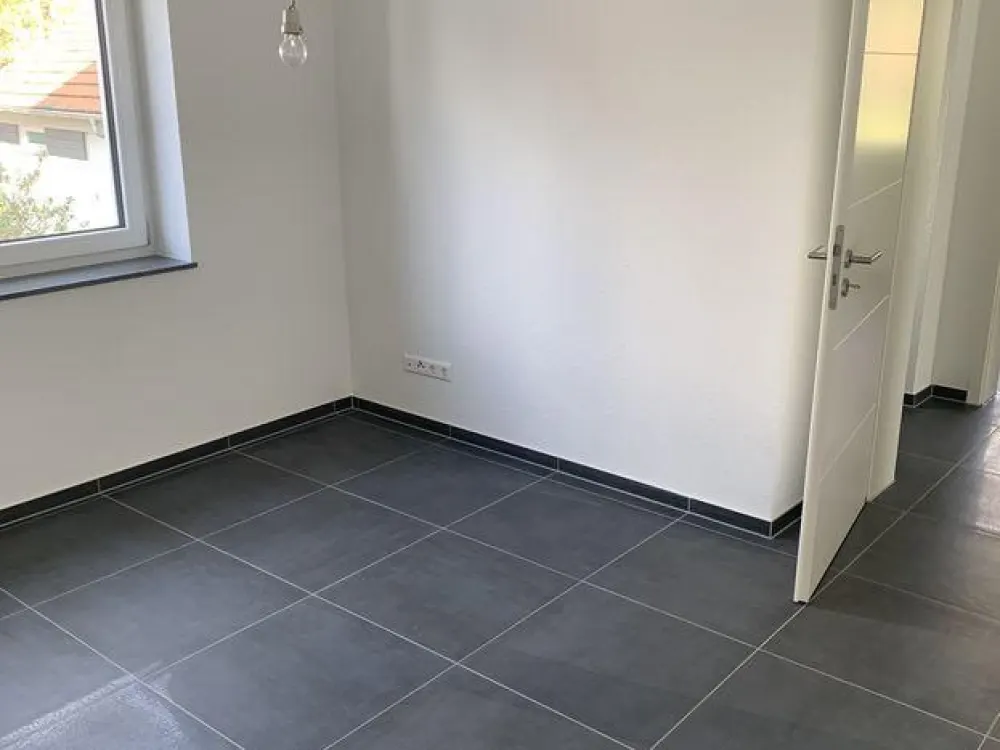Moderne 3 Zimmer-Hochparterre-Wohnung mit Balkon und EBK