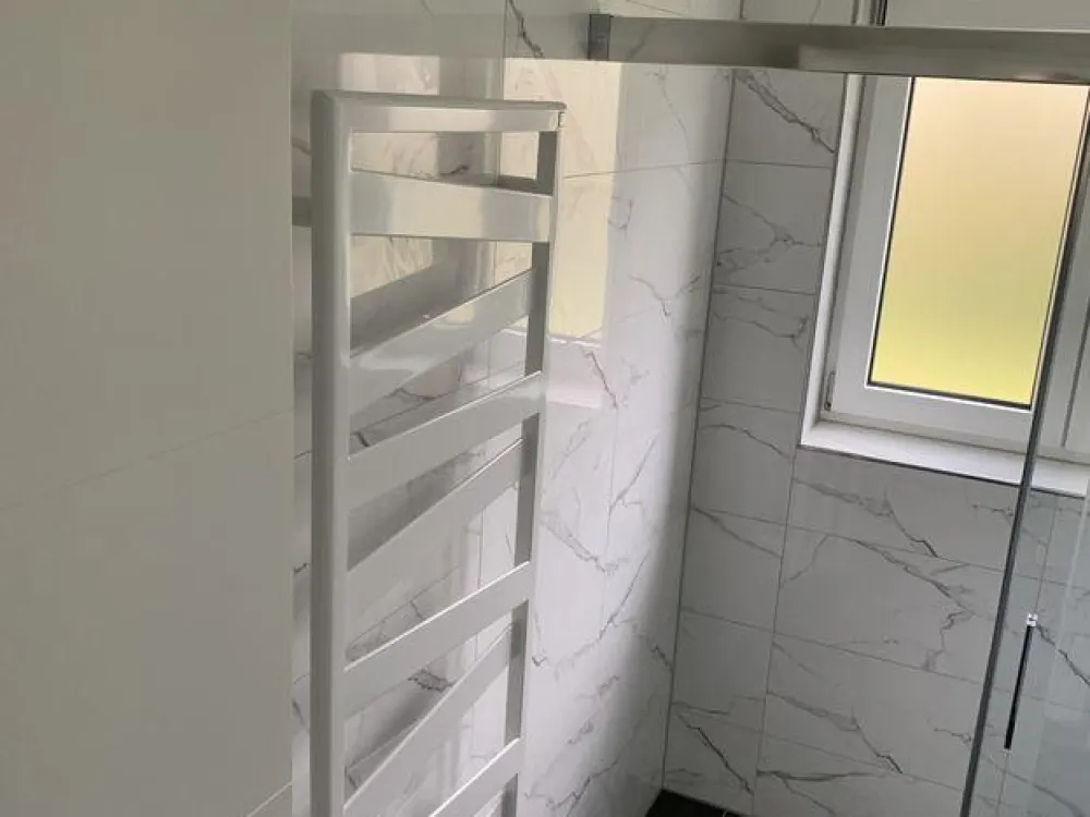 Moderne 3 Zimmer-Hochparterre-Wohnung mit Balkon und EBK