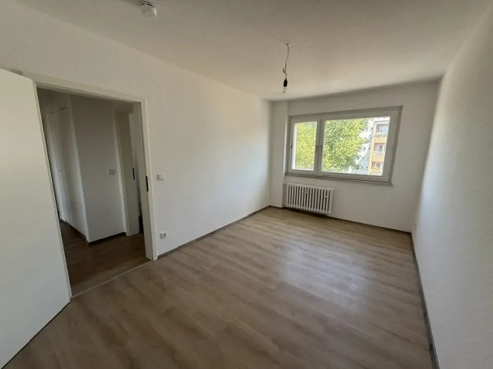 Hier wohnt die kleine Familie in der SANIERTEN 3-Zi.-Wohnung im 4. OG, Wohnen mit Blick ins Grüne