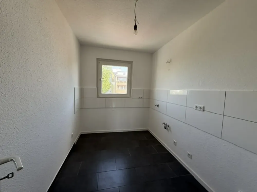 Hier wohnt die kleine Familie in der SANIERTEN 3-Zi.-Wohnung im 4. OG, Wohnen mit Blick ins Grüne