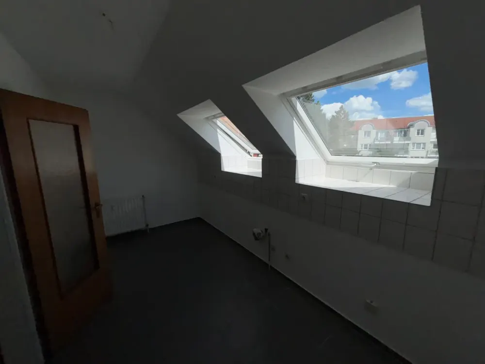 Bright 3-Room Attic Apartment with Balcony View in Hannover