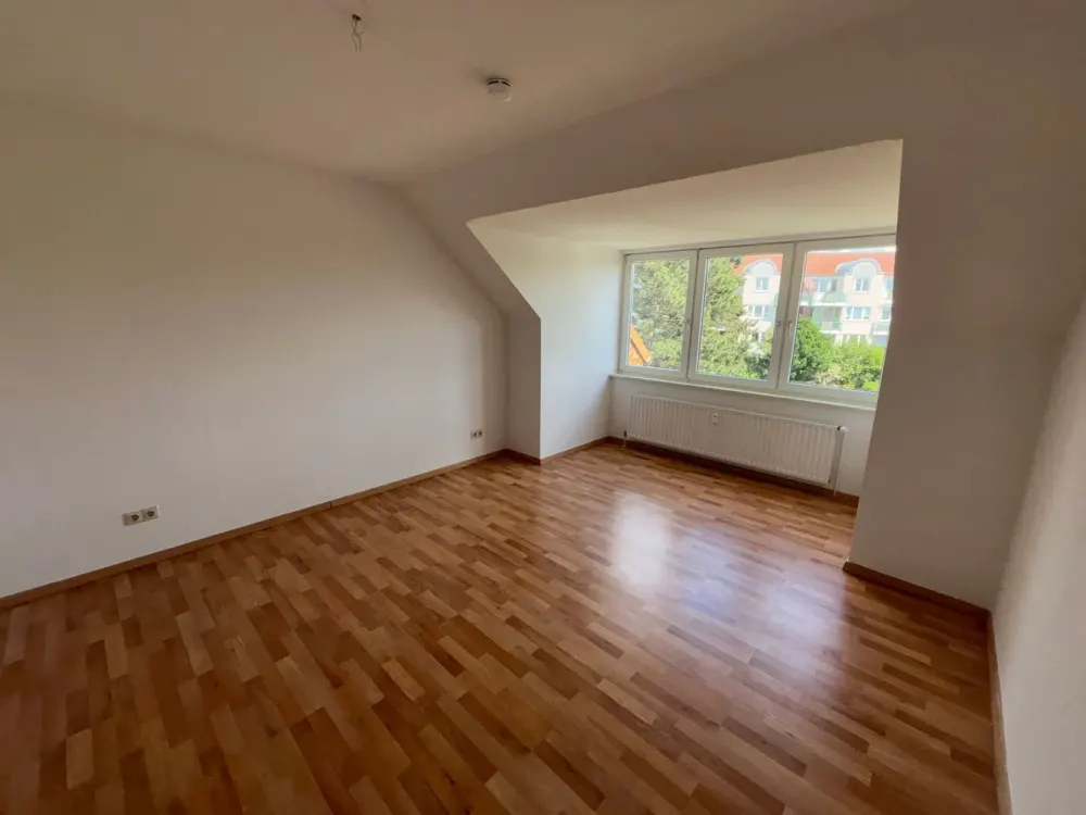 Bright 3-Room Attic Apartment with Balcony View in Hannover