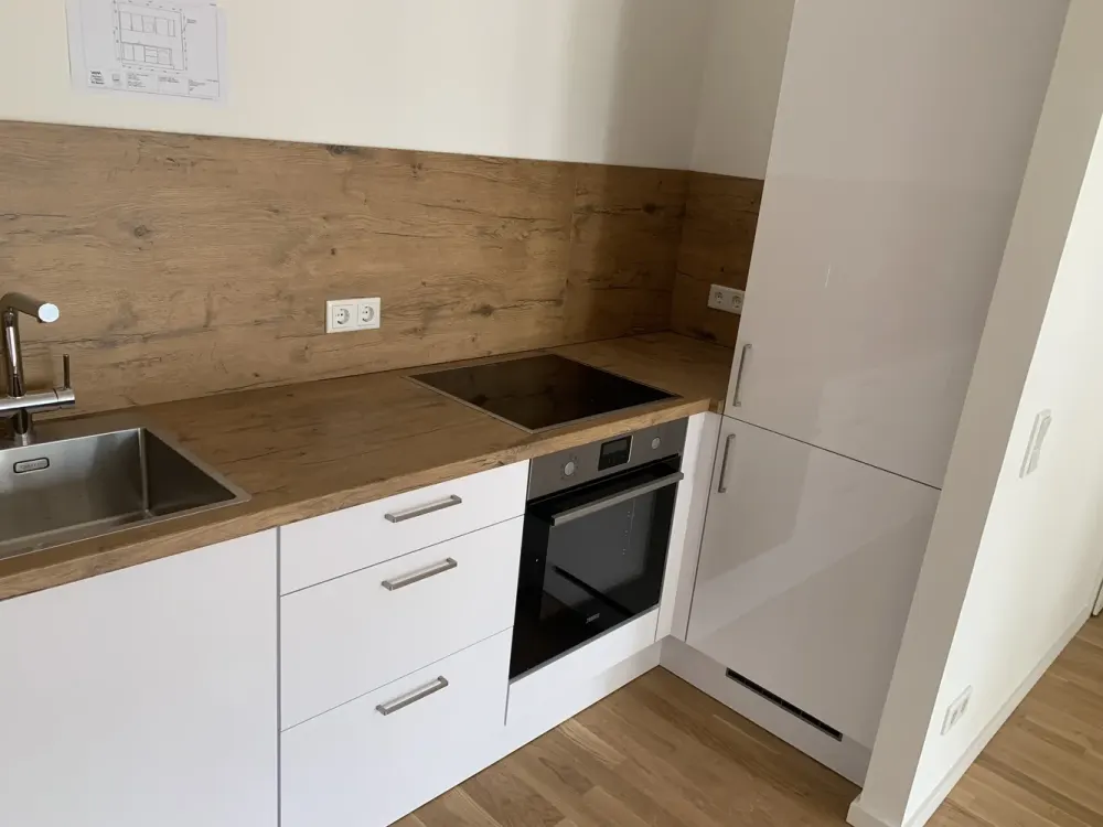 Neubau: 2-Zi-Wohn, Balkon, EBK, hochwertige Einbaumöbel