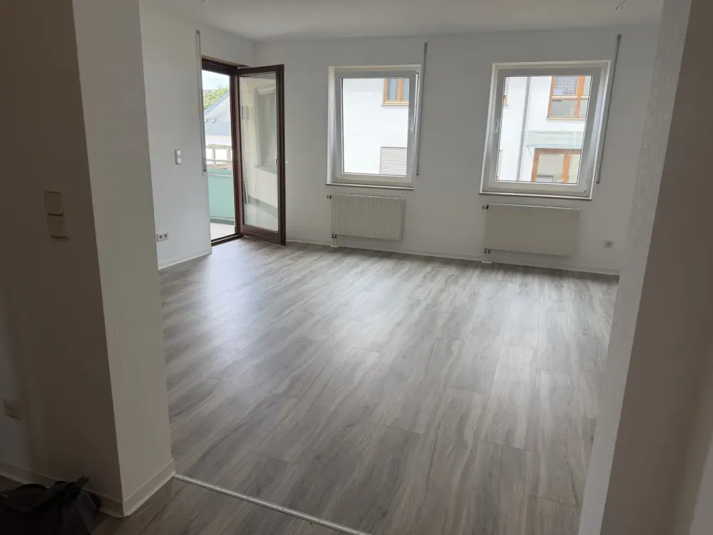 Top- modernisierte 3,5 Zi- Wohnung mit Balkon und HMS in Ludwigsburg-Pflugfelden
