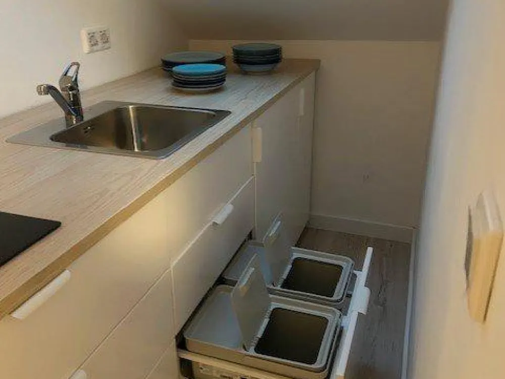 Voll möblierte, neu sanierte 2-Zimmer-Dachwohnung 54 m2