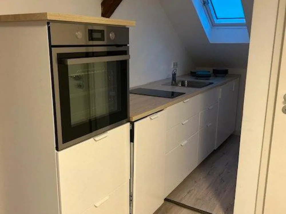 Voll möblierte, neu sanierte 2-Zimmer-Dachwohnung 54 m2