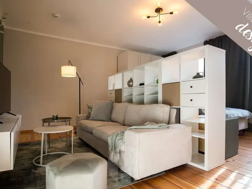 Stilvoll eingerichtete 1-Zimmer-Wohnung mit abgetrenntem Schlafbereich nahe Frankfurter Allee