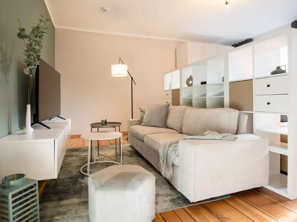 Stilvoll eingerichtete 1-Zimmer-Wohnung mit abgetrenntem Schlafbereich nahe Frankfurter Allee