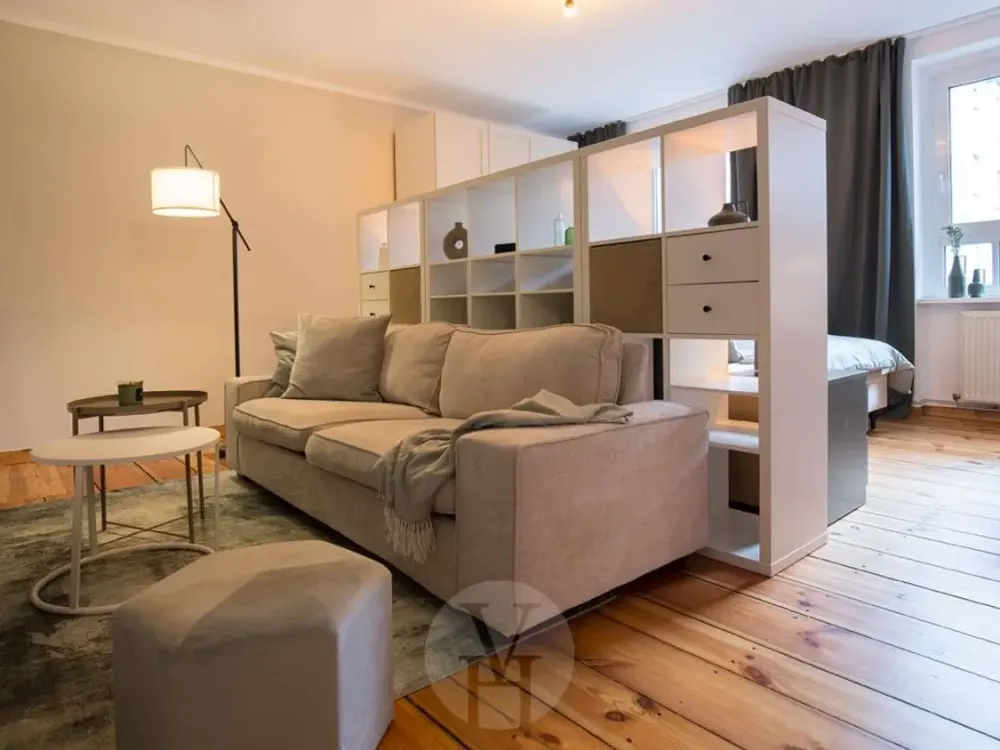 Stilvoll eingerichtete 1-Zimmer-Wohnung mit abgetrenntem Schlafbereich nahe Frankfurter Allee