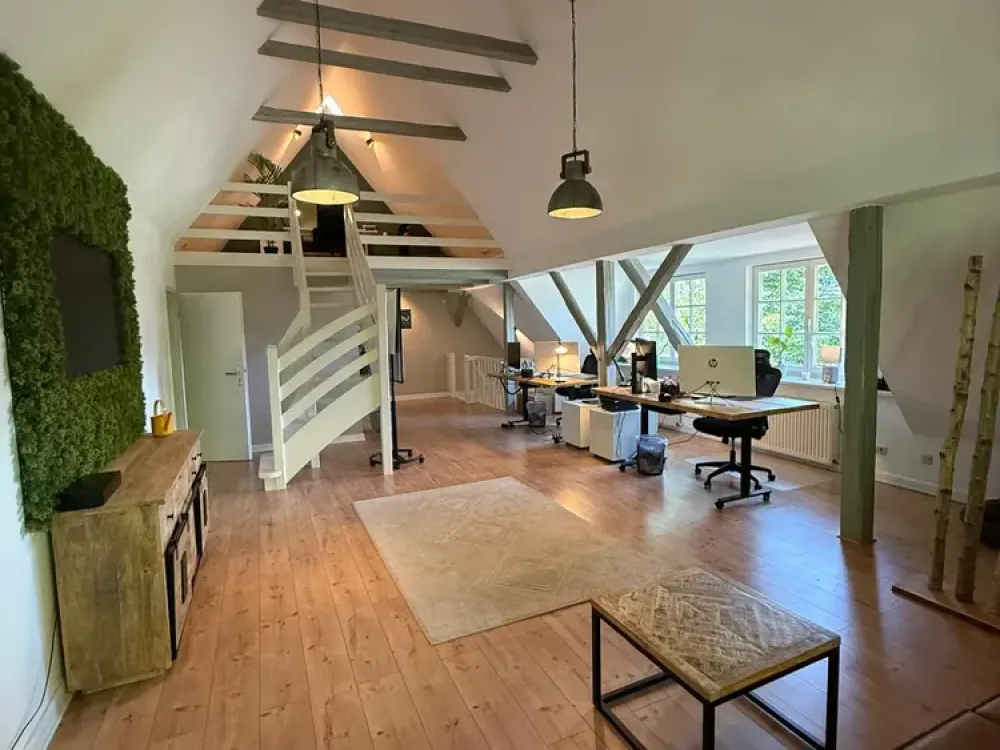 Grosszügige Maisonette-Wohnung mit Charakter im historischen Reethof / 2 Bäder + 2 Stellplätze