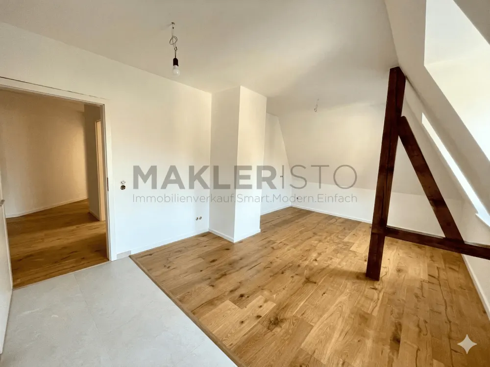 **Modernisierte 2,5-Zimmer-Dachgeschosswohnung mit offener Wohnküche & Fußbodenheizung**
