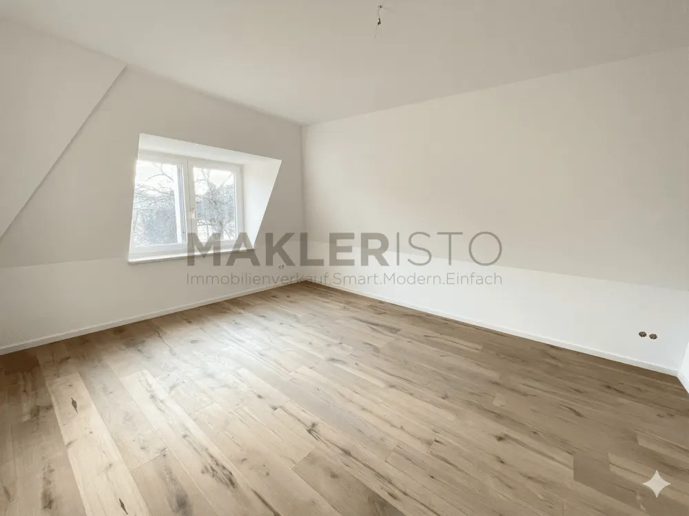 **Modernisierte 2,5-Zimmer-Dachgeschosswohnung mit offener Wohnküche & Fußbodenheizung**
