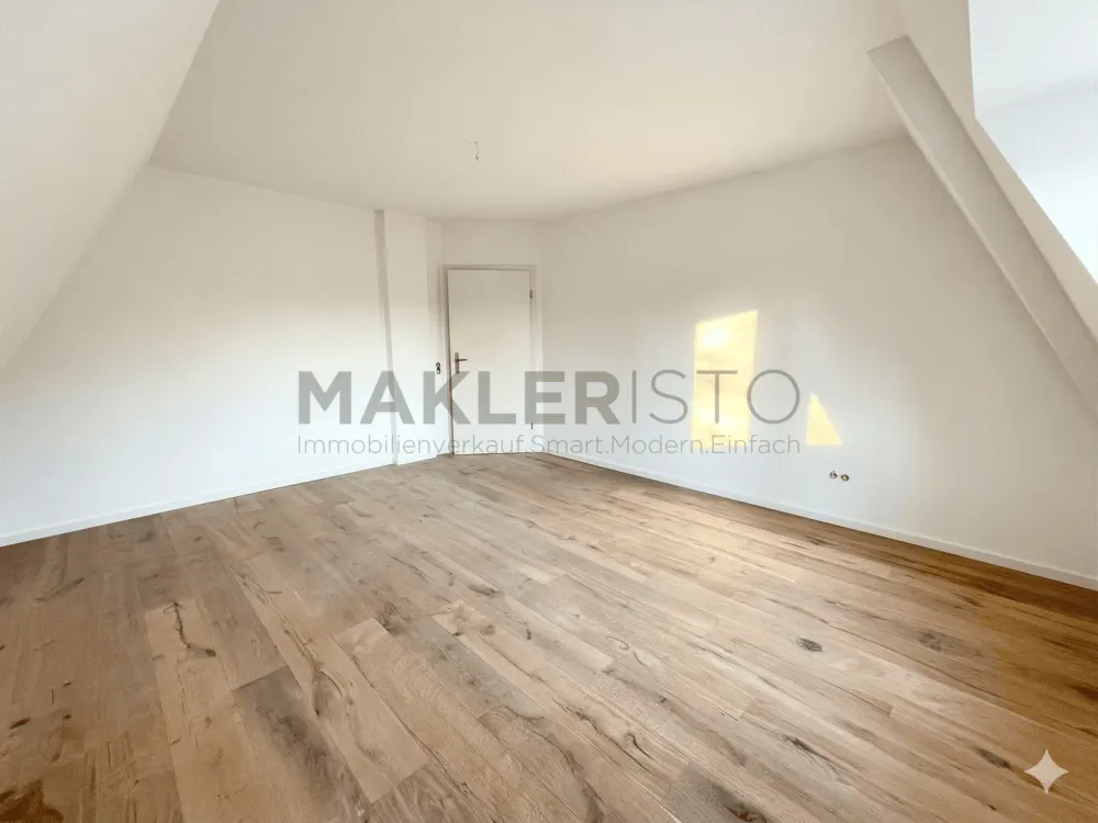 **Modernisierte 2,5-Zimmer-Dachgeschosswohnung mit offener Wohnküche & Fußbodenheizung**