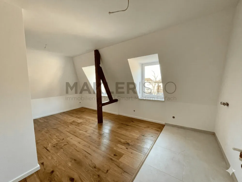 **Modernisierte 2,5-Zimmer-Dachgeschosswohnung mit offener Wohnküche & Fußbodenheizung**