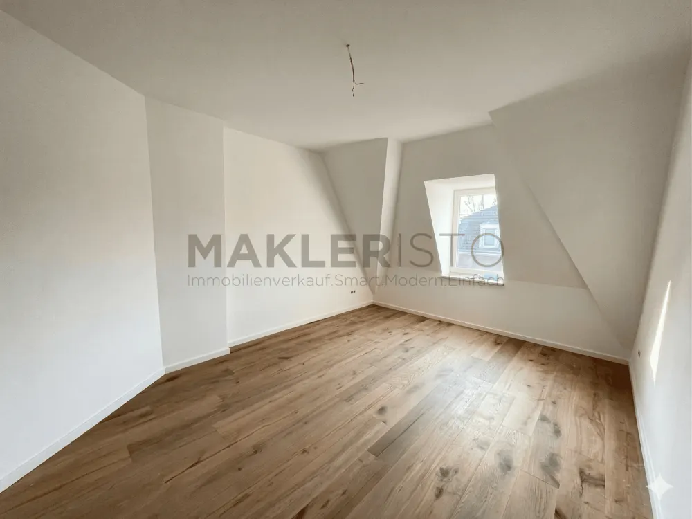 **Modernisierte 2,5-Zimmer-Dachgeschosswohnung mit offener Wohnküche & Fußbodenheizung**