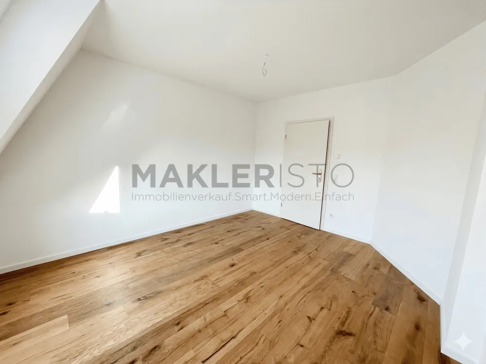 **Modernisierte 2,5-Zimmer-Dachgeschosswohnung mit offener Wohnküche & Fußbodenheizung**