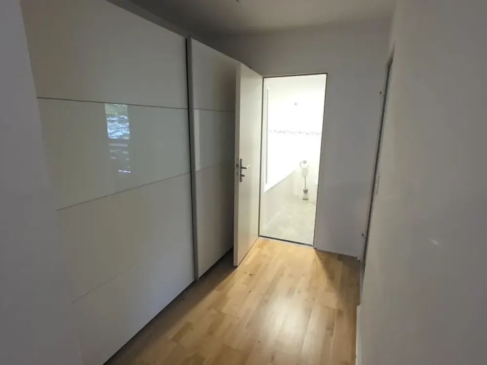 Möblierte Wohnung mit zwei Zimmern und Balkon in Schwabing - direkt am Ring!