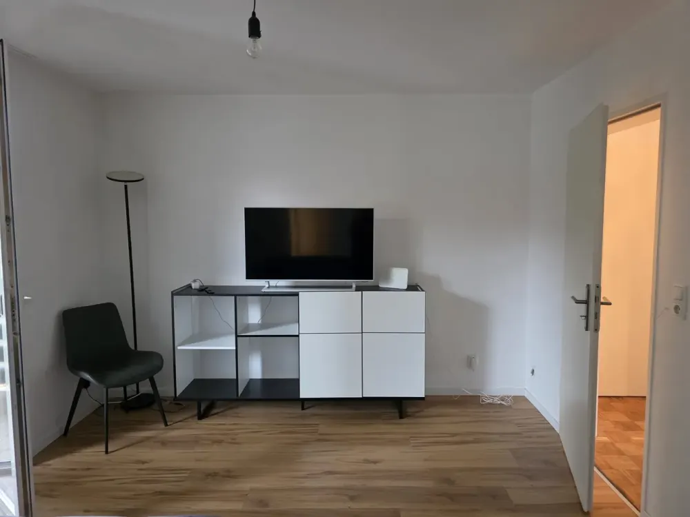 Möblierte Wohnung mit zwei Zimmern und Balkon in Schwabing - direkt am Ring!