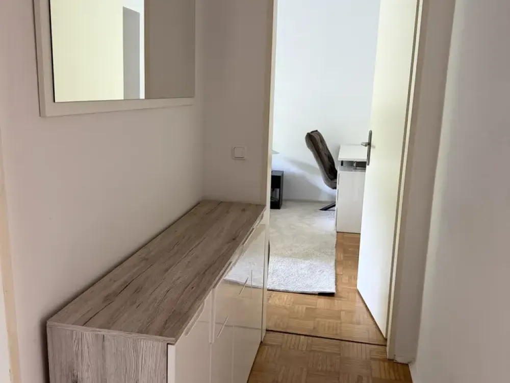 Möblierte Wohnung mit zwei Zimmern und Balkon in Schwabing - direkt am Ring!