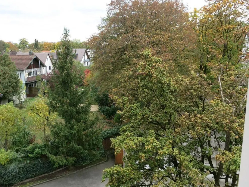 Helle, gut geschnittene 2 1/2 Zimmer-Wohnung, ca. 72,50 m² mit Süd-Loggia, in München-Moosach