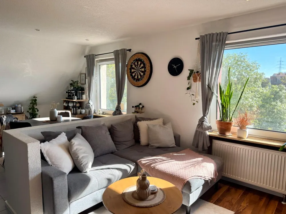 Looking for a new tenant for a beautiful, bright 2-room apartment from October!