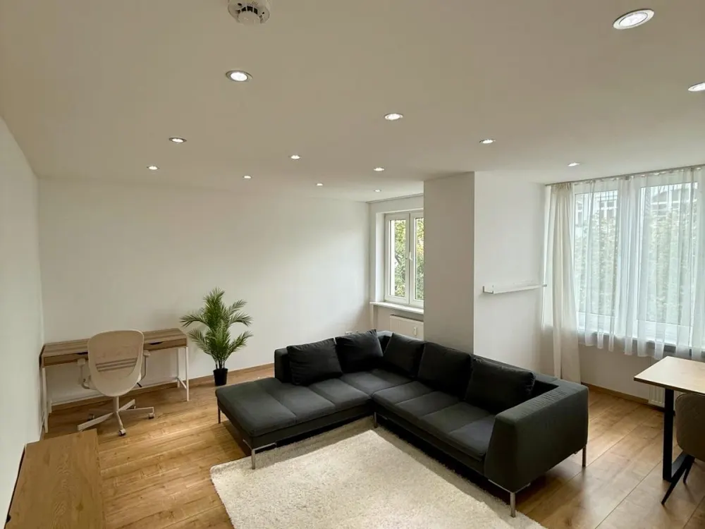 Helle, modernisierte 2-Zimmer-Wohnung nahe Adenauerplatz