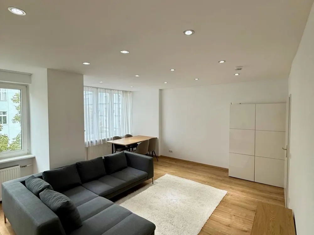 Helle, modernisierte 2-Zimmer-Wohnung nahe Adenauerplatz