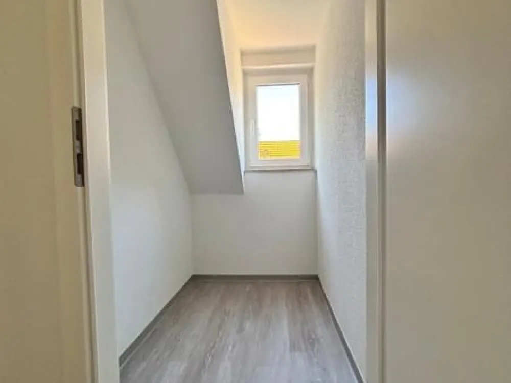 FRISCH renovierte 3-Zimmer Dachgeschosswohnung in wunscherschöner Siedlung
