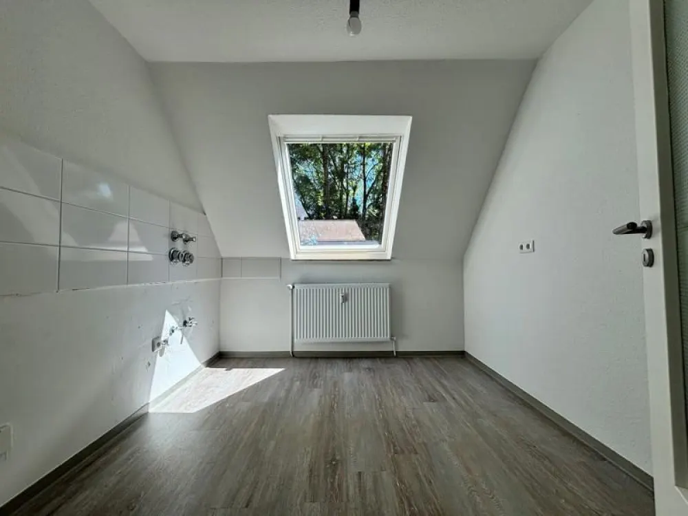 FRISCH renovierte 3-Zimmer Dachgeschosswohnung in wunscherschöner Siedlung