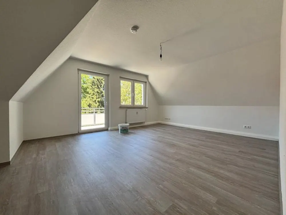 FRISCH renovierte 3-Zimmer Dachgeschosswohnung in wunscherschöner Siedlung