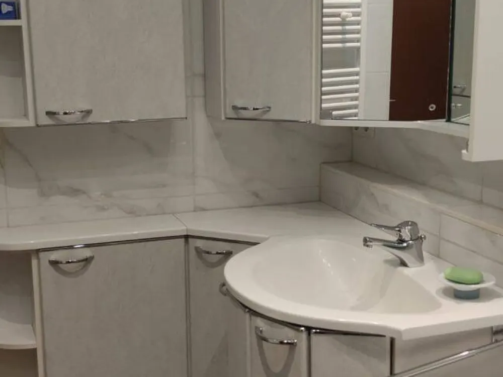 Sanierte 2,5 Zimmer (ehemalige 3 Zimmer Wohnung) zu vermieten.