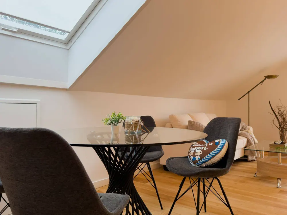 Möblierte, Sanierte 2-Zimmer-Wohnung mit separaten Hobbyraum ideal als Home-Office mit TG-Stellplatz