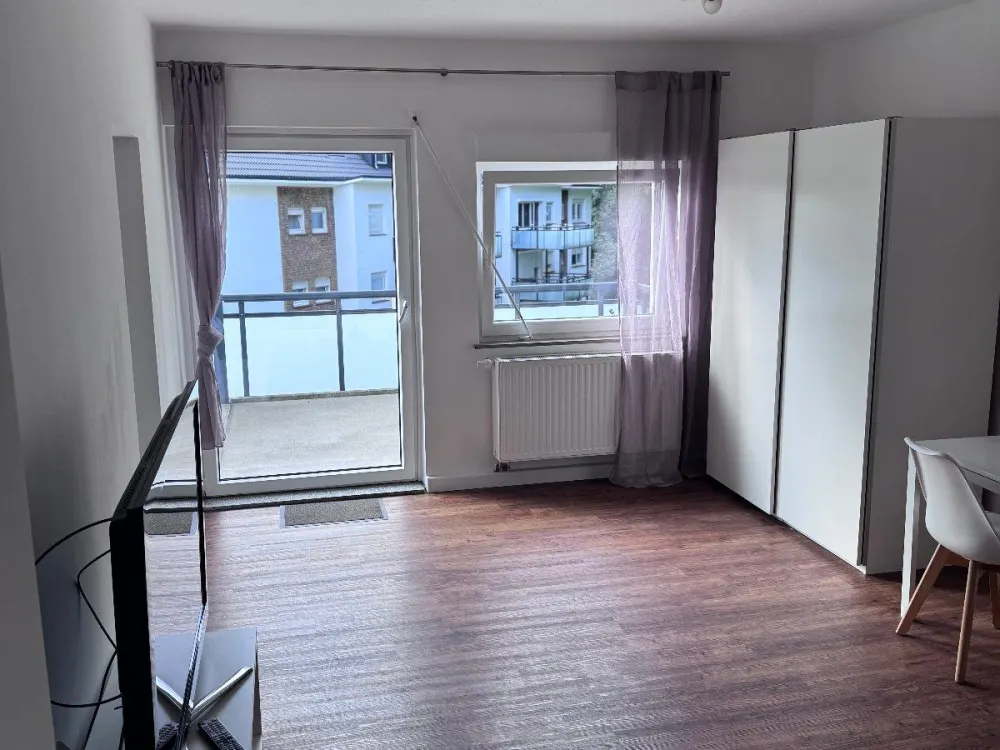All-Inklusiv-Model: Möbliertes Apartment mit Küche und Balkon